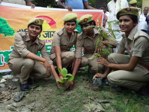 बहराइच गाजे बाजे के साथ निकाली गयी पौधों की बरात,, रिपोर्ट :- पंकज कुमार सिंह।
