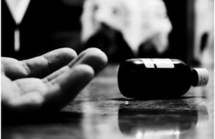 बिजली विभाग के अधिकारी की घूस की मांग से परेशान युवक ने डीएम कार्यालय में कर ली खुदकुशी