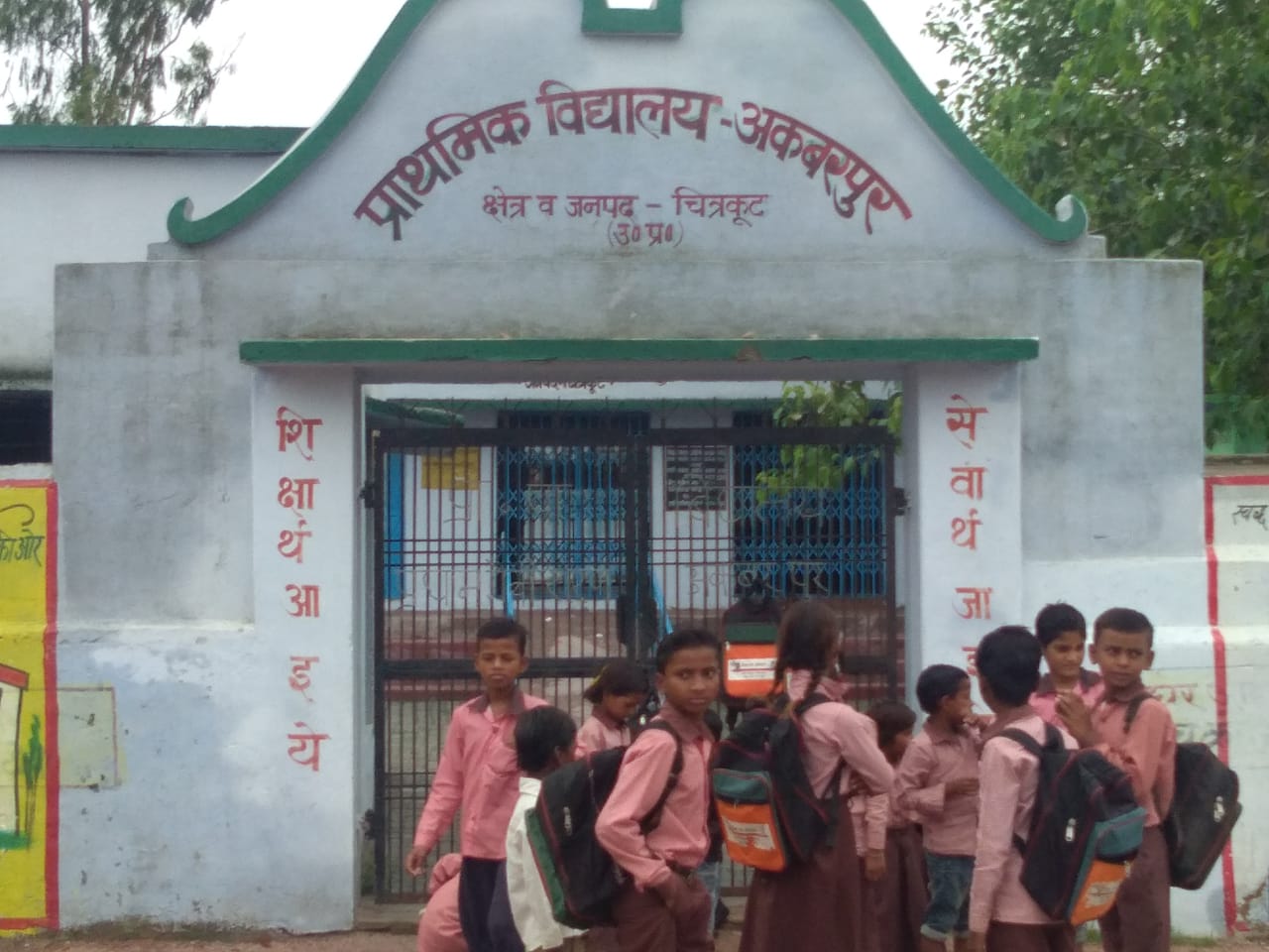 भरतकूप क्षेत्र के अकबरपुर ग्राम पंचायत में प्राइमरी प्राथमिक विद्यालय में अध्यापकों की मनमानी आ रही है