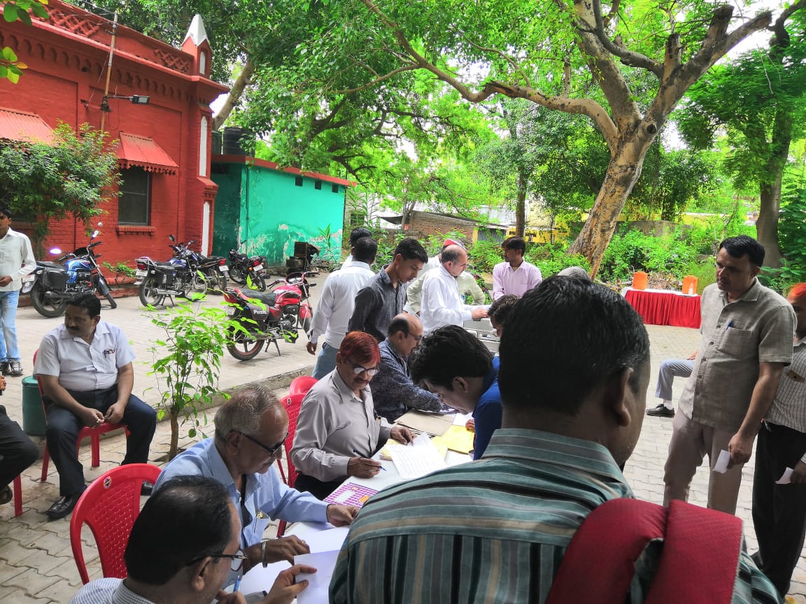 नगर निगम के वार्ड 46 में होने बाले पार्षद पद के चुनाव के लिए जवाहर भवन से पोलिंग पार्टी हुई रवाना
