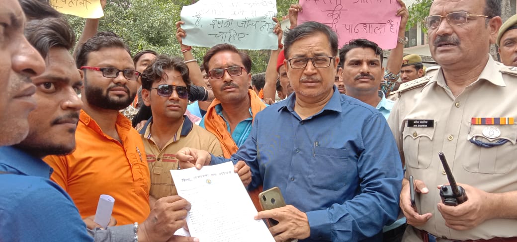 बिजनौर मदरसे में अवैध हथियारों का जखीरा पकड़े जाने के बाद हिन्दू जागरण मंच द्वारा पूरे प्रदेश में मदरसों की जांच को लेकर मुख्यमंत्री के नाम आठ सूत्रीय ज्
