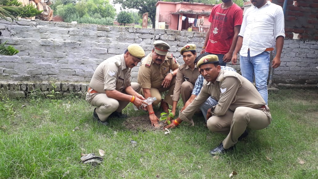 बहराइच  जनपद बहराइच के बौन्डी थाना प्रभारी ब्रह्मानंद सिंह ने गुरू पूर्णिमा के अवसर पर किया वृक्षारोपण किया  रिपोर्ट :-सच्चिदानंद सिंह
