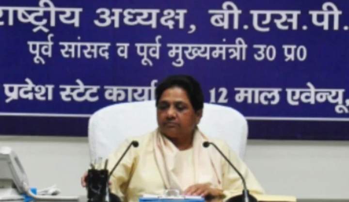 मायावती के भाई और भाभी पर आयकर विभाग की कार्रवाई, 400 करोड़ का बेनामी प्लॉट जब्त