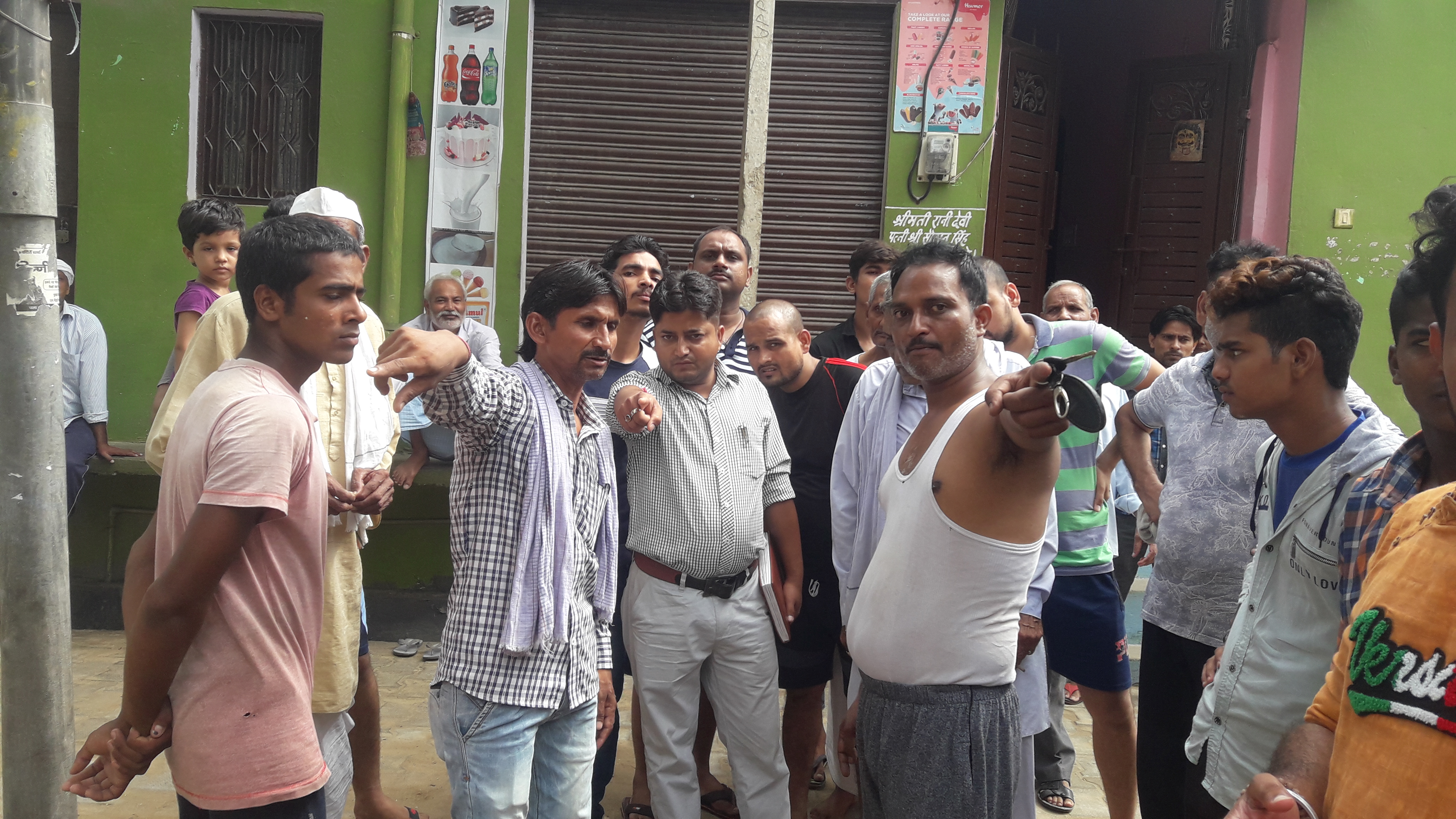नाली एव खरंजा निर्माण में धांधली की शिकायत पर जांच  करने पहुँचे डूडा के जे ई 