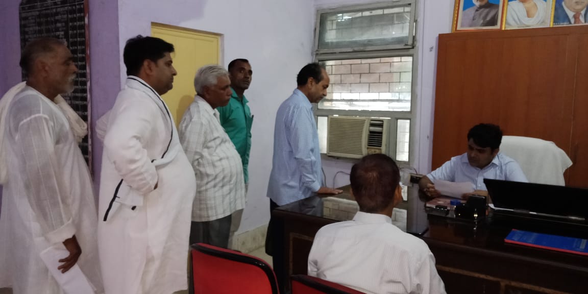 एसडीएम अतरौली ने तहसील मुख्यालय पर जनता दरबार में सुनी फरियादियों की समस्याएं