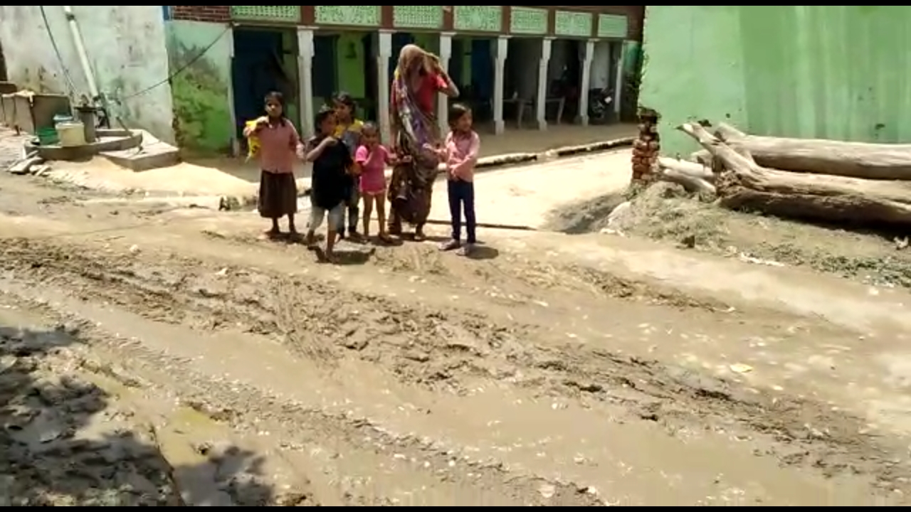 उपमुख्यमंत्री द्वारा शिलान्यास के बाद भी नही बन सकी शेरगढ़ के सड़के