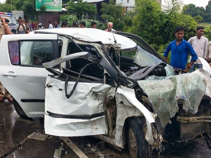 पीड़िता की मां ने कहा कि वे सुप्रीम कोर्ट के फैसले से खुश हैं. उन्होंने कहा कि अब हम लखनऊ में ही रहेंगे
