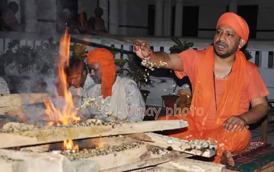 नवरात्र के दूसरे दिन सीएम योगी ने की  पूजा अर्चना