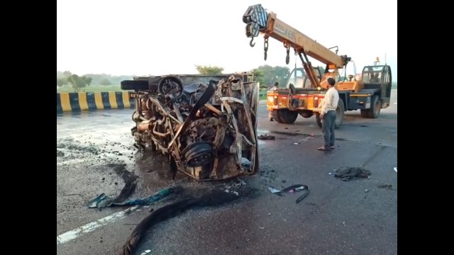 एक्सप्रेस वे पर चलती गाड़ी में लगी आग,चालक की जलकर मौत