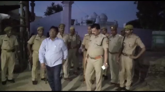 त्योहारों के मद्देनजर अधिकारियो ने पैदल मार्च कर  लिया व्यवस्थाओ का जायजा