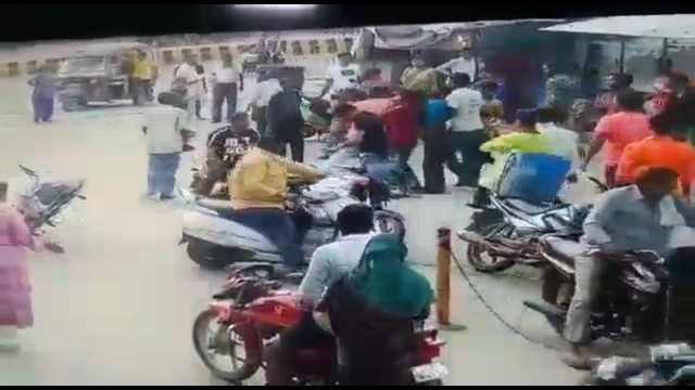 पेट्रोल लेने को भिड़े बाइक सवार जमकर चले लात घूंसे सीसीटीवी में कैद हुई बारदात