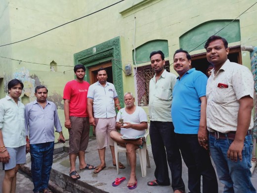 राधे राधे सेवा समिति का घर घर तुलसी हर घर तुलसी के तहत बांटे पौधे