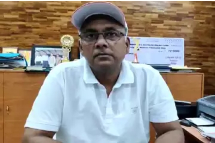 मिड डे मील में बच्चों को नमक-रोटी परोसने के मामले में BSA सहित 2 को नोटिस, 2 निलंबित