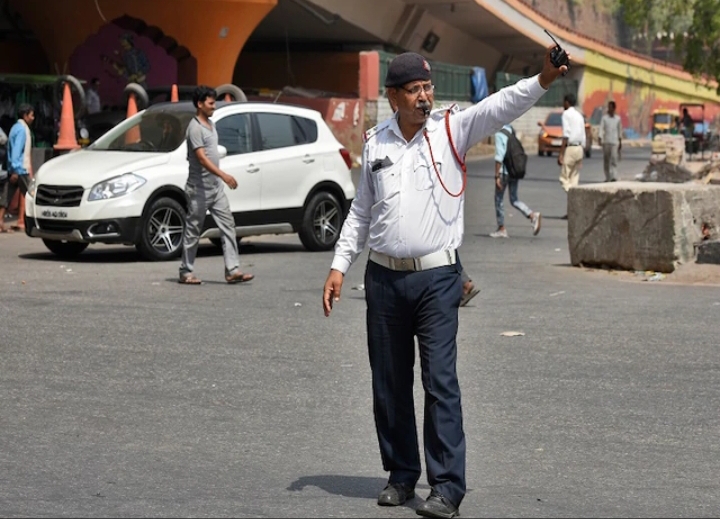 ट्रैफिक नियम तोड़ने पर पुलिस वालों को भरना होगा दोगुना जुर्माना, जारी हुआ आदेश