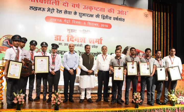 उप मुख्यमंत्री डॉ0 दिनेश शर्मा ने लखनऊ विश्वविद्यालय में  सेवानिवृत्त शिक्षकों को किया सम्मानित