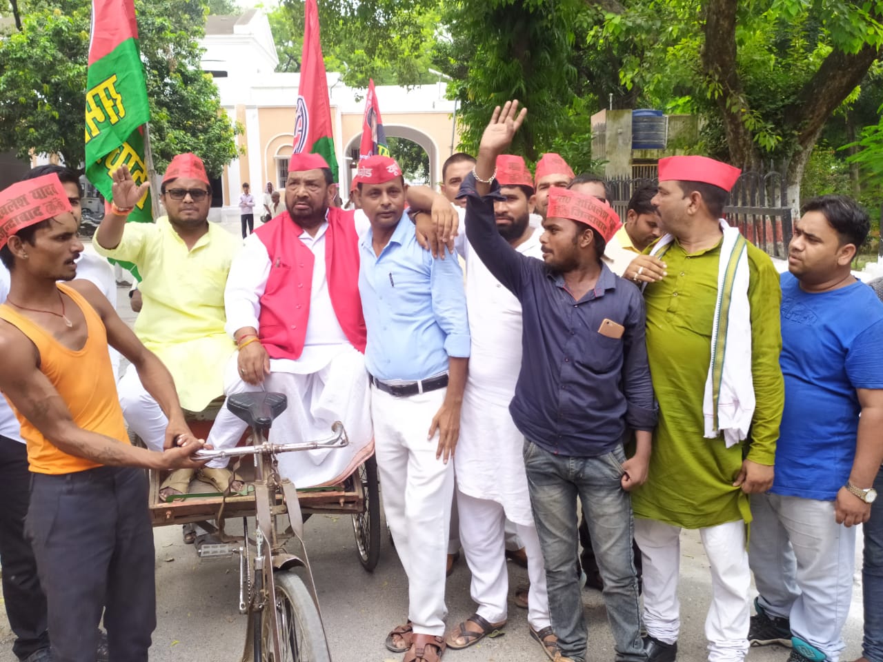 पुलसिया उत्पीड़न के खिलाफ सड़क पर उतरी सपा