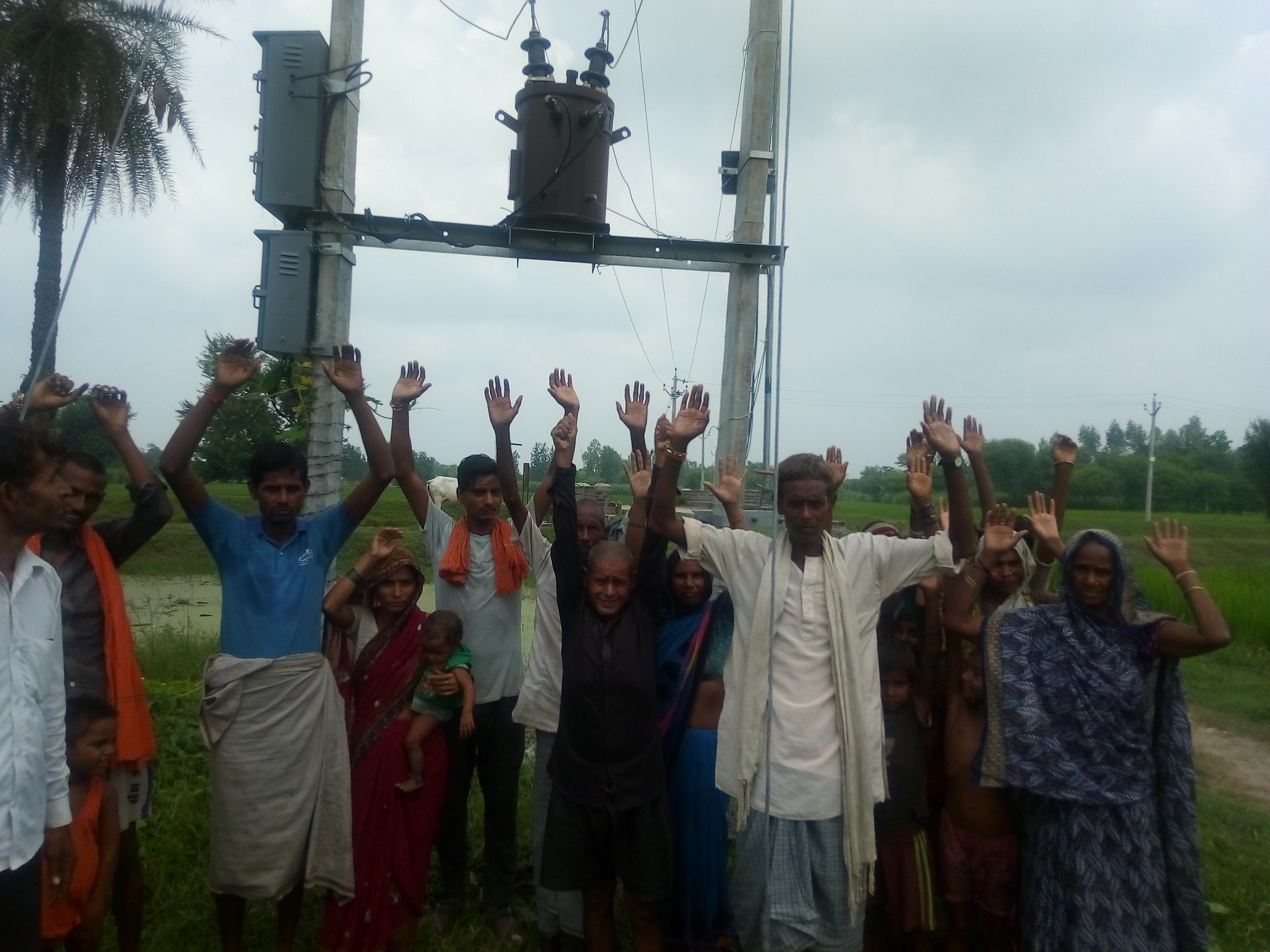 विजली विभाग की बड़ी लापरवाही 4 महीने से फुका पड़ा ट्रांसफार्मर,  ग्रामीण परेशान  