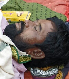 बेड़नापुर चौकी क्षेत्र के ढोढायल गांव में रोते बिलखते मृतक के परिजन  तालाब में पैर फिसलने से डूबा युवक,मौत