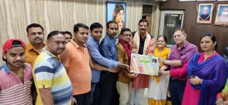 मथुरा में नागरिक सुरक्षा संगठन के ऑफिसर को किया संम्मानित