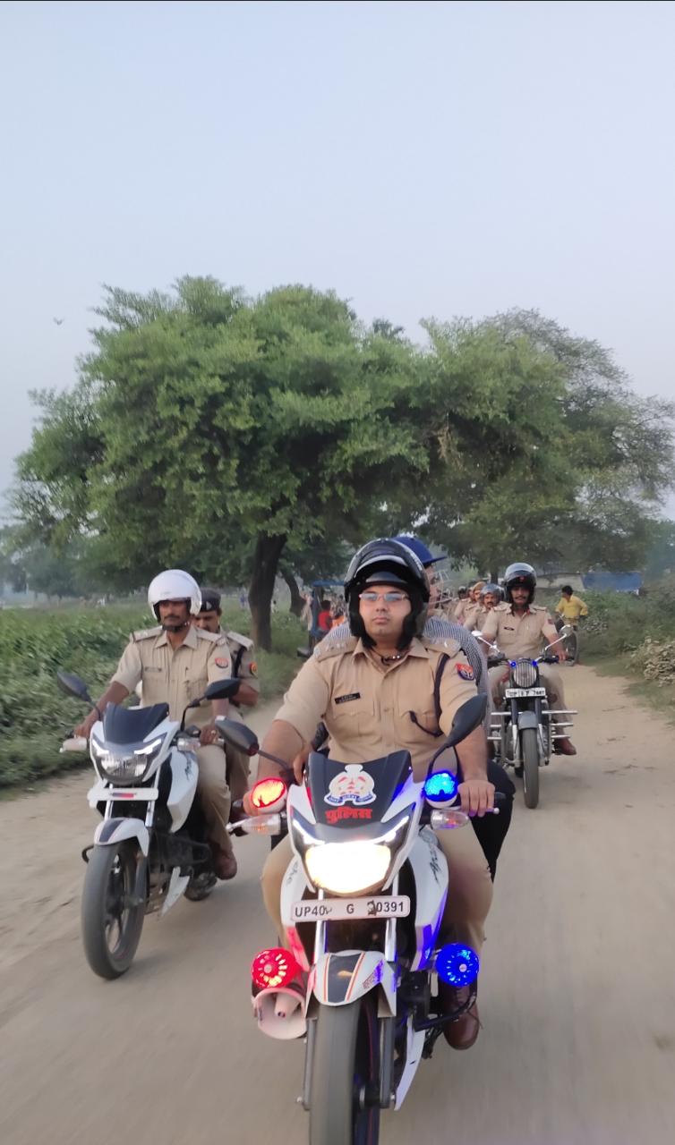डीएम व एसपी ने पुलिस बल के साथ मोटर साइकिल से किया नगर भ्रमण 