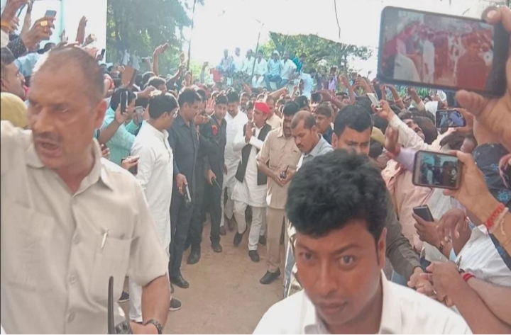 पुष्पेंद्र के परिवार से मिलने झांसी पहुंचे अखिलेश, पुलिस के खिलाफ भड़का लोगों का गुस्सा