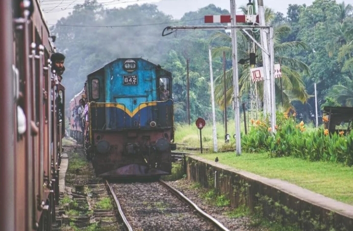 तेजस के बाद अब 50 स्टेशन और 150 ट्रेनों को निजी हाथों में सौंपने की तैयारी में सरकार