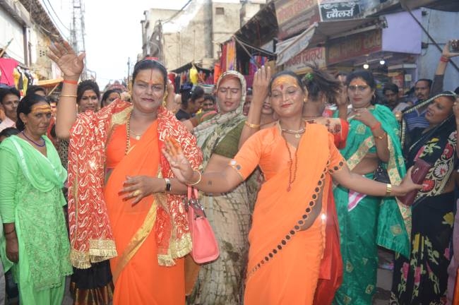 हाथरस:-मांगलिक कार्यक्रम को अनूठे रूप में मनाया 