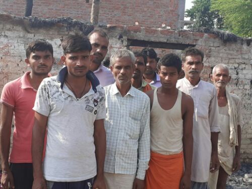 बहराइच दबंगों ने जलाया गरीब का आशियाना दबंगों पर प्रशासन मेहरबान। रिपोर्ट :- पंकज कुमार सिंह।