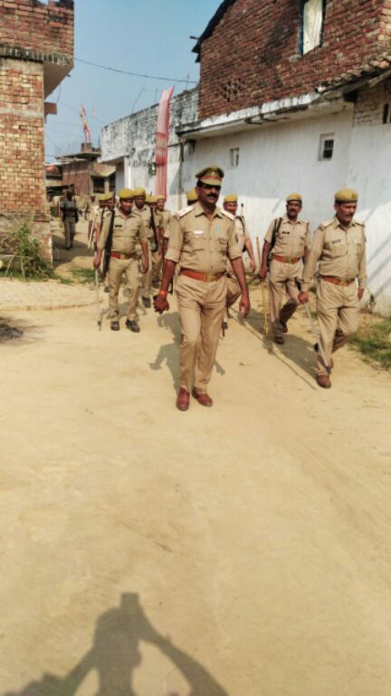 बहराइच पुलिस अधीक्षक डॉ गौरव ग्रोवर के निर्देश में पुलिस ने किया पैदल गस्त।  रिपोर्ट :- पंकज कुमार सिंह।