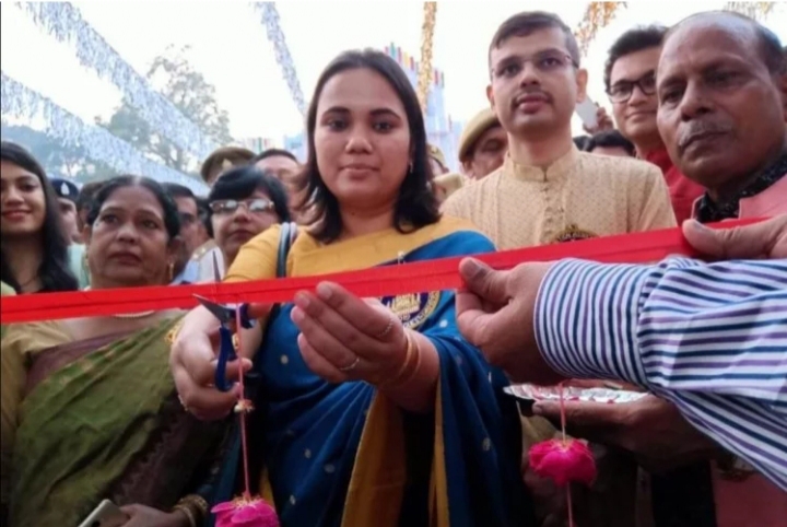 डीएम की पत्नी ने फीता काटकर किया देवा मेले का उद्घाटन, सांस्कृतिक कार्यक्रमों का आयोजनों
