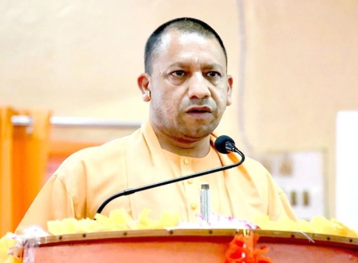 यूपी में योगी सरकार ने रद्द की फील्ड में तैनात सभी अफसरों की छुट्टियां