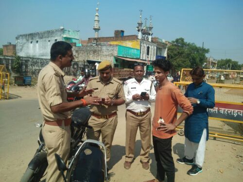 बहराइच यातायात नियमों के पालन हेतु जागरूक किया गया और ई रिक्शा/ऑटो चालको को रोड के किनारे सवारी बैठाने व उतारने हेतु निर्देशित किया  गया... नसीम खान....
