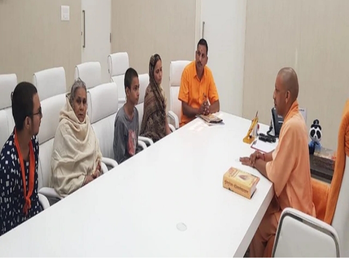 योगी आदित्यनाथ से मिला कमलेश तिवारी का परिवार, सीएम ने दिया कड़ी कार्रवाई का आश्वासन