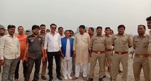 बहराइच बौंडी थाना क्षेत्र कलश यात्रा में मंत्रमुग्ध हुए भक्त।   रिपोर्ट :- पंकज कुमार सिंह।